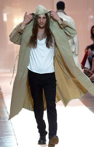 Pantalones vaqueros evasé, chalecos sin camisa, delantales de carnicero, abrigos de boxeador son parte de los modelos de Gaultier para el año entrante.