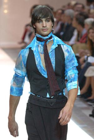 Jean Paul Gaultier habló de indumentaria masculina en un desfile donde la ropa a flor de piel fue predominante.