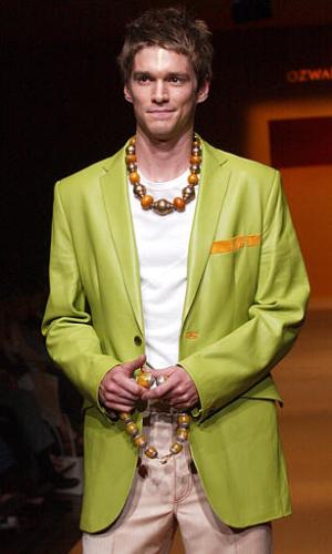 Un modelo porta un traje sport de chaqueta verde y camisa blanca, del diseñador Oswald Boateng.