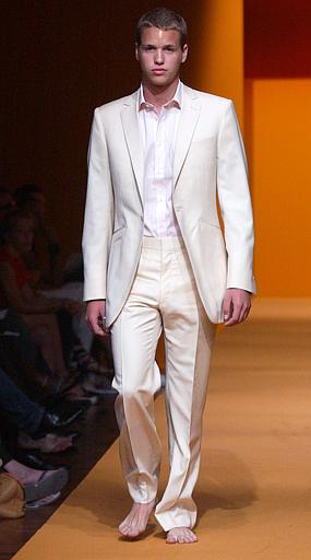 Llegó el momento de la moda masculina en las pasarelas parisienses, donde Dior, Gaultier, Antonio Miró, Paul Smith y Armand Basi, junto con otra treintena de modistos, presentaron sus tendencias para la primavera-verano 2004.