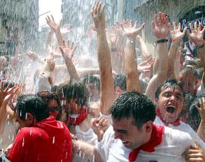 Pamplona, capital de la comunidad foral de Navarra, se convierte así en una ciudad cosmopolita y tolerante con todos los que se integran de buena gana en su particular manera de conmemorar a su patrón, San Fermín.