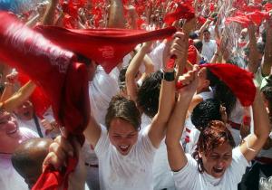 Todo apunta a que más de un millón de visitantes, cuatro veces su población habitual, se reunirán en Pamplona para disfrutar de los 242 actos festivos (27 por día) que están programados durante los nueve días de fiesta, hasta que se entone el '!Pobre de mí¡', cántico de despedida al patrón de la ciudad con el que el próximo día 14 concluirán los Sanfermines.