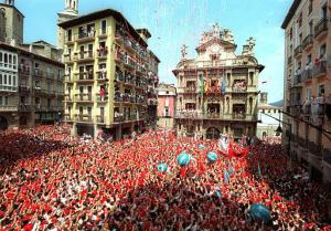 El tradicional 'chupinazo' -cohete anunciador- dio inicio a nueve días ininterrumpidos de fiesta, jolgorio, música, bailes, encierros y corridas de toros en Pamplona, escenario de los Sanfermines, las fiestas más universales de España.