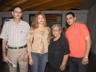 Karime Murra Martínez viajó a Atlanta, en plan vacacional; la despidieron Víctor y Jorge Murra y Socorro Martínez.