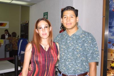 Óscar González viajó a la capital del país por cuestiones de trabajo y fue despedido por su esposa, Alicia de González.