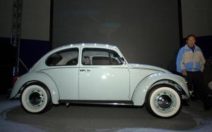 Algunos periodistas y funcionarios de la empresa se reunieron en una gran tienda blanca para darle el adiós a uno de los modelos de automóviles más famosos de la historia.