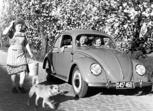 Imágenes de  un spot publicitario del año de 1950 donde se muestra el auto del pueblo en Alemania