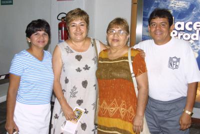 Guadalupe R. de Álcala regresó a Los Ángeles Cal., la despidieron Hortensia de Rodríguez, Carlos Becerra y Hortensia de Becerra
