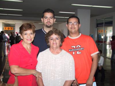 Minerva de Askins, Roberto y Alfonso Askins viajaron a San Diego Cal., en plan de paseo; los despidió Ana María Askins