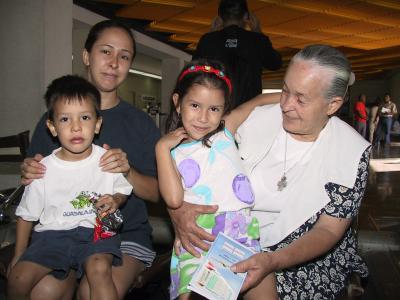 Para visitar a su familia se trasladó a Tijuana, Manuela Rodríguez, la despidió Graciela Ibarray sus nietos Nadia y José Salas.