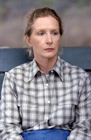 Frances Conroy, obtuvo una nominacipon a mejor actriz dramática por 'Six feet under'.


'Six Feet Under', de HBO sobre una familia al frente de una funeraria, estuvo seguida por la favorita y ganadora de las pasadas tres ocasiones como mejor serie dramática, 'The West Wing', que narra el funcionamiento interno de la Casa Blanca, con 15 candidaturas