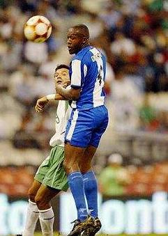 a acción de mayor peligro motivada por México en todo el partido se dio al minuto 85 con un tiro directo de Pavel Pardo desde las afueras del área. El balón botó antes de llegar al arquero Coello y quedó a la deriva, pero tanto el defensor hondureño, Ninrod Medina, como el mexicano Ricardo Salazar, abanicaron.
  México presionó en los últimos 15 minutos del partido con disparos de Pérez, que logró acabar con la sequía de intentos al arco rival.