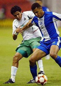 Con una evidente falta de ambición, Honduras pobló su media cancha en la primera mitad del partido, esperando el avance de México que se encontró con un mar de piernas difícil de superar.