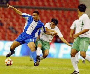 El empate sin goles también colocó en una posición incómoda al seleccionador de México, el argentino Ricardo Lavolpe, quien ha sido fuertemente cuestionado por el pobre espectáculo que ha ofrecido el equipo mexicano en recientes presentaciones.