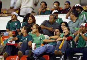 Ante una escasa asistencia en el Estadio Azteca, en una muestra de alejamiento del equipo tricolor con la afición, que volvió a gritar '¡Hugo, Hugo, Hugo!' a manera de presión y desaprobación, además de corear olés en algunos avances de los centroamericanos, el cuadro guiado por el argentino Ricardo La Volpe no halló la fórmula para romper el candado del rival.