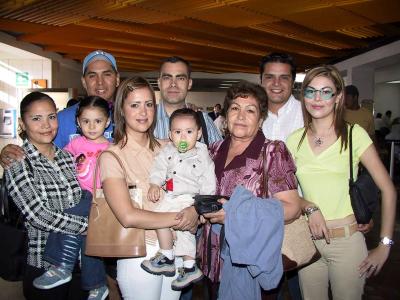 Partieron a San Diego en plan vacacional, Socorro, Javier, Ana Lucía, María Elena, Jesús y Elizabeth, los despidió en el aeropuerto Elter Peniche y Joel Escobedo.