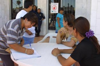 Hasta ayer y según los libros mostrados, eran cerca de seis mil firmas las que al azar, recibieron de mujeres, hombres y jóvenes. 

“Oiga señor, apóyenos por favor”, es la petición de quienes se han estado turnado para atender la mesa donde se recolectan las firmas.