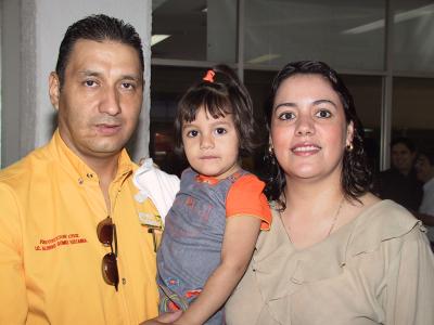 Alfonso Gómez viajó a los Angeles, Cal., para asistir a un curso de capacitación, lo despidió Delia Pérez de Gómez y su hija Mayela Gómez.