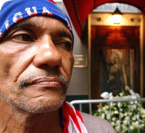 Diversas figuras del mundo del espectáculo comenzaron a llegar desde temprano a la funeraria y en sus rostros se reflejaba el dolor por su partida, como Marc Anthony, que no hizo comentarios a los medios, el saxofonista cubano Paquito D' Rivera, el bolerista Vitín Avilés, Johnny Pacheco, Jon Secada y José Luis Rodríguez.