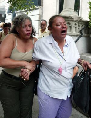 . 'Dormí en mi silla y no me importó mojarme. Conozco su música desde que tenía 15 años, crecí con su música, con la Fania', señaló De la Rosa, mientras su amiga recordó 'el amor de Celia por su público'.