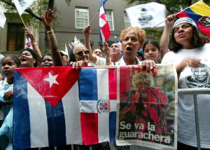 Lourdes de la Rosa, puertorriqueña, y la cubana Diana Estévez llegaron el domingo y durmieron fuera de la funeraria para ser las primeras en decirle adiós, sin importarles la lluvia que cayó temprano en la mañana