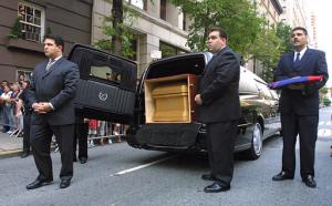 Rostros de desconcierto y bañados por lágrimas reflejaban el dolor de los miles de seguidores de la cantante Celia Cruz, que desfilaron ante su ataúd para decir adiós en Nueva York a la 'Reina de la salsa'.