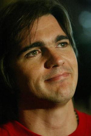 Juanes tuvo algo mejor que 'Un día normal', como reza el título de su último álbum, y asegura que 'haber recibido cinco nominaciones es impresionante de verdad', porque para él 'tocar en vivo y estar con contacto con el público me da mucha energía y eso es por ahora es lo que me mantiene vivo'.
