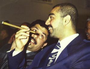 Los hijos de Saddam Hussein, Qusay (izq) y Uday (der) -abatidos a tiros en Mosul- crecieron en un ambiente de violencia y corrupción. 


A los 16 años recibieron como regalo una pistola Beretta, antes de esa edad ya habían matado a sangre fría.