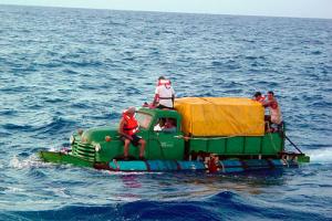 Por su parte Cameron Hintzen, de la Patrulla de fronteras de EU señaló que el camión-balsa era 'la embarcación más creativa que había visto hasta ahora'.