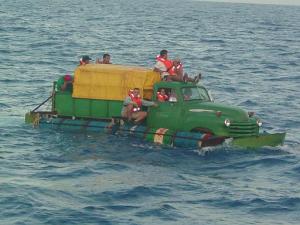 El grupo de 12 personas, que fue devuelto a la isla después que el Servicio Guardacostas lo interceptó, fabricó una balsa con un camión Chevy 1951 al que montó, ruedas incluidas, sobre 55 barriles de metal que hacían la función de flotadores