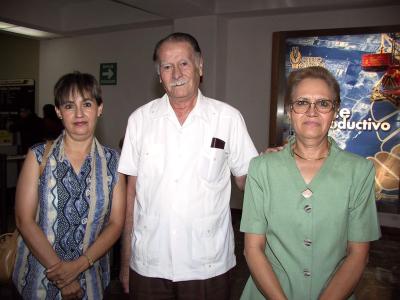 Emilio y Graciela Reyes regresaron a la ciudad de Tijuana, después de visitar a su familia, fueron despedidos por Carmen Reyes de Carrillo.
