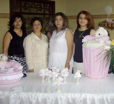 Mónica Castañeda fue agasajada con una fiesta de canastilla, ofrecida por Diana de Estrada, Blanca de Echavarría y María Luisa de Castañeda.