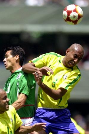 El arranque resultó prometedor, con un buen intento del 'Tavo' Valdez y un amenazador contraataque brasileño que se perdió Kaká frente al imbatible Oswaldo Sánchez.