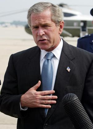 El presidente de Estados Unidos George W. Bush dijo que 'la nación ha perdido un gran ciudadano'. Añadió que 'Bob Hope sirvió a nuestro país cuando fue a los campos de batalla a animar a millares de soldados de diferentes generaciones. Extendemos nuestras plegarias a su familia. Dios bendiga su alma'.