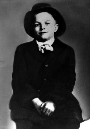 Aquí aparece Bob Hope en una foto cuando era niño en su natal  Ettham, Inglaterra, en donde nació en 1903.

Hope nació en Inglaterra el 29 de mayo de 1903, y su carrera, que incluyó trabajos como boxeador aficionado, trovador y bailarín, abarcó siete décadas de vida artística en las que protagonizó en teatro de variedades, radio, cine y televisión.