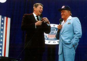 El entonces presidente de EU Ronald Reagan, se unió a Bob Hope en el escenario durante el espectáculo del comediante para conmemorar uno de los aniversarios de la Fuerza Aérea.