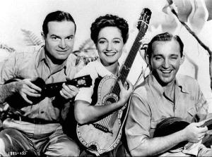 Bing Crosby y Dorothy Lamour acompañan a Bob Hope durante una escena en una de las siete películas que rodó para la Paramount, 'The Road To Singapor', en 1940.