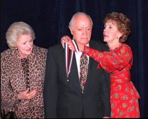 La ex primera dama Nancy Reagan lo condecoró con el Premio de la Libertad en 1997.