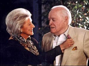 Desde que comenzó su meteórica carrera, Hope ha recibido más de dos mil galardones, lo que lo llevó a figurar en el Libro de los Récord Guinness como el comediante más premiado de la historia. 


En el gráfico:  Bob Hope y su inseparable esposa Dolores en su casa de Palm Spring, California en 1998.