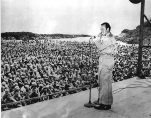 El 31 de octubre de 1944, Bob Hope fue el encargado de entretener a los soldados que peleaban en el Pacífico.