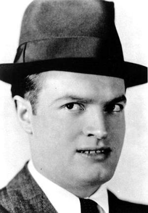 En 1925 representó la obra in the Midwest and East el cual era un espectáculo en donde combinaba la comedia, con el baile y el canto.