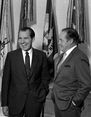 Bob Hope durante un evento de caridad para la Cruz Roja en el 'Kellogg Arena' el 12 de marzo de 1989.