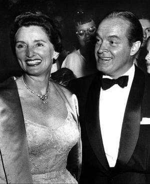 Bob Hope y su esposa Dolores durante la premiere de una de las películas del comediante 'The Seven Little Foys' en el Paramount Theater de Hollywood en 1955.