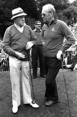 Bob Hope y el ex presidente Gerald Ford fueron captados mientras platicaban en un torneo de golf en Inglaterra el 24 de septiembre de 1981.