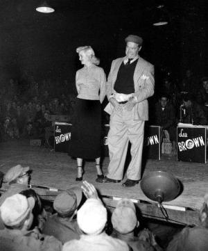 Cuando Hope iniciaba sus monólogos, la audiencia siempre estaba dispuesta a disfrutar de sus chistes. No importaba si el chiste era viejo. El era Bob Hope, y nunca fallaba en su intento de arrancar carcajadas. 


Bob Hope en compañía de Marilyn Maxwell, durante un espectáculo de entretenimiento a los Marines de EU el 26 de octubre de 1950.