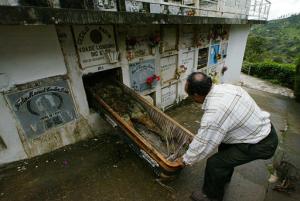 Los científicos aún tienen la tarea de explicar el por qué los cuerpos del cementerio, ubicado en un fértil valle colombiano, llegaron a ser momificados.