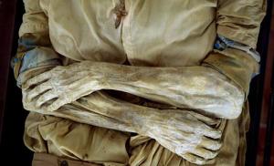 Hace cuarenta años, los trabajadores del cementerio de San Bernardo, un pequeño pueblo a unos 70 kilómetros al sudoeste de Bogotá, abrieron algunos viejos ataúdes y se llevaron una sorpresa: los cuerpos que reposaban en su interior estaban momificados y cómo los cadáveres se conservaron así sigue siendo un misterio.