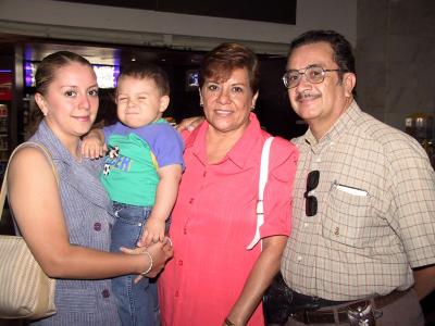 Ana María de Moreno y Jesús Moreno se trasladaron a Mazatlán para vacacionar, fueron despedidos por su hija Brends de Castro y su nieta Sahir Castro.