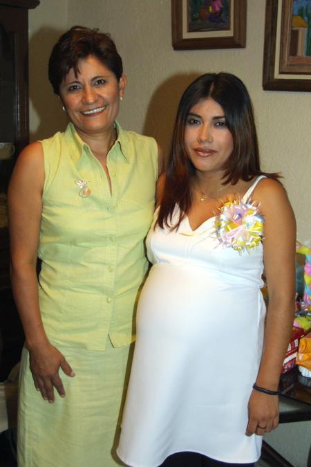 Arizbel Castor Saucedo, en la fiesta de canastilla que le fue organizada por Amparo Castor Morales.