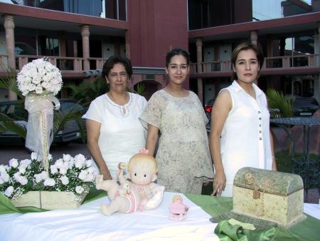 Lindos regalos para bebé le llevaron a Dorian Chávez de Ortega, al convivio que le ofrecieron su mamá Lidia Soto de Chavés y Berenice Chavés Soto.